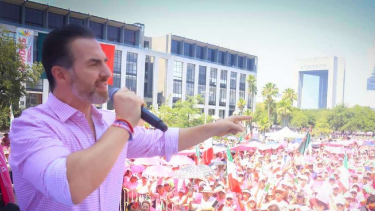 Adrián de la Garza Llama a Defender la Democracia en Marea Rosa