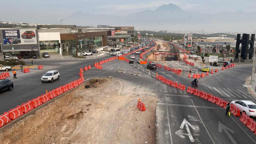 Monterrey fija febrero para concluir puente en Paseo de los Leones.