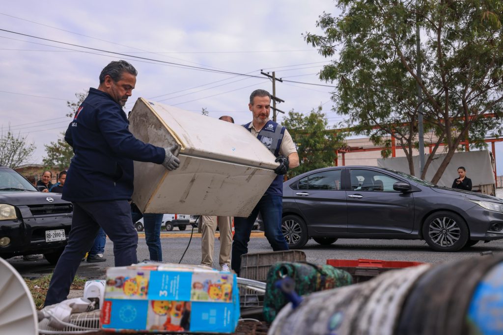 En La Colonia Del Maestro, El Alcalde De Monterrey Supervisó Un Operativo Integral De Limpieza