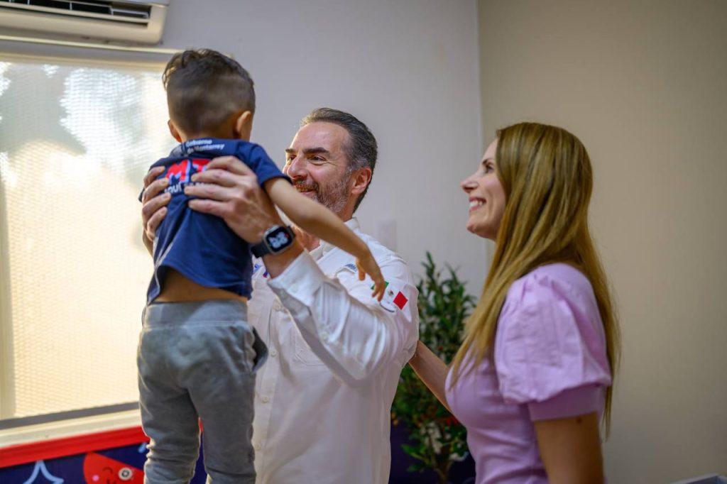 Adrián De La Garza Y Gabriela Oyervides En La Estancia Infantil Laura Arce