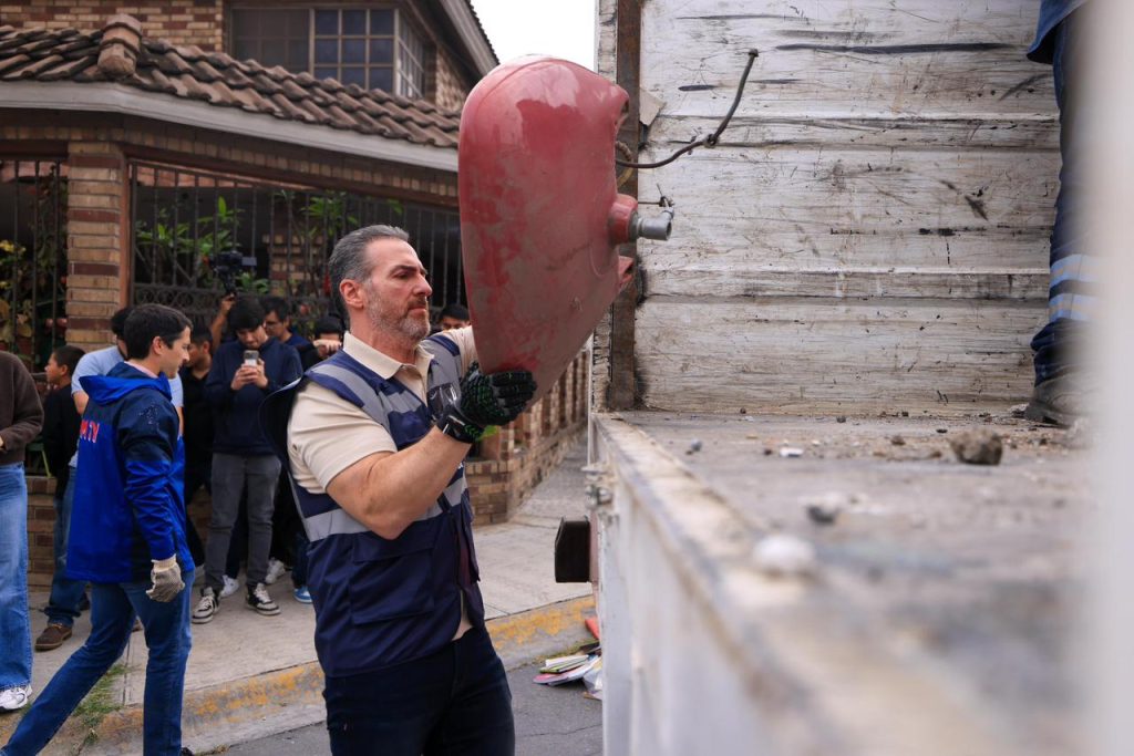 En La Colonia Del Maestro, El Alcalde De Monterrey Supervisó Un Operativo Integral De Limpieza