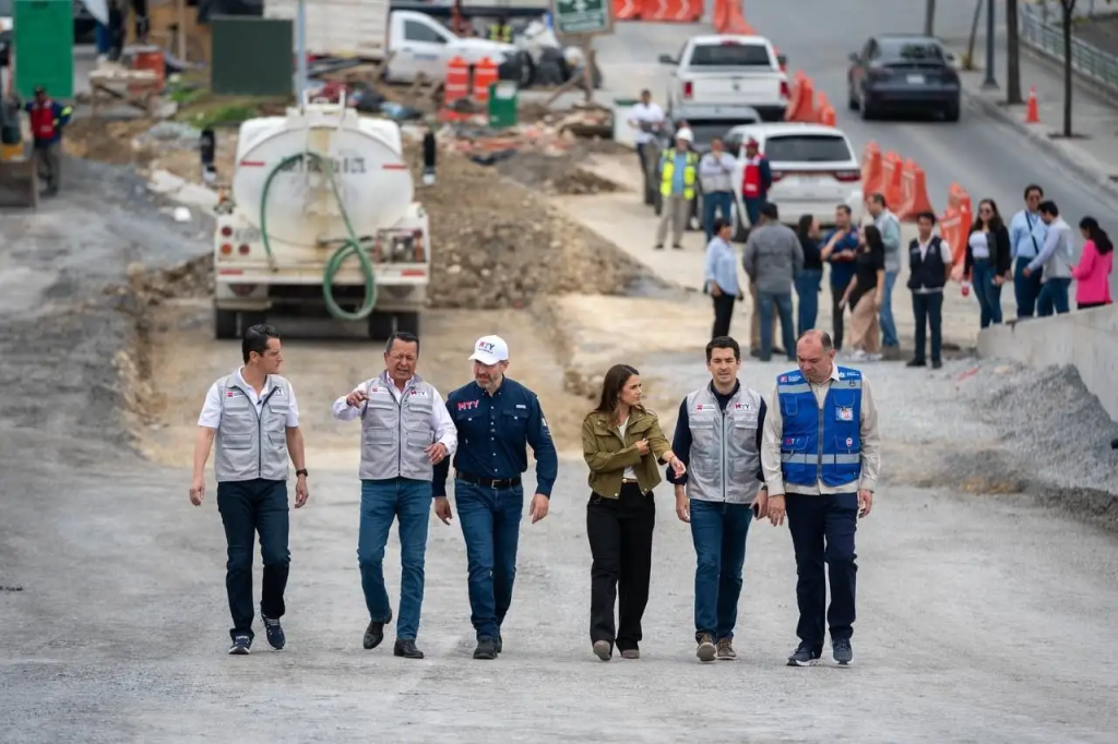 Marcelo Segovia, Adrián de la Garza y funcionarios, en un recorrido del circuito vial Huajuco antes de la última entrega